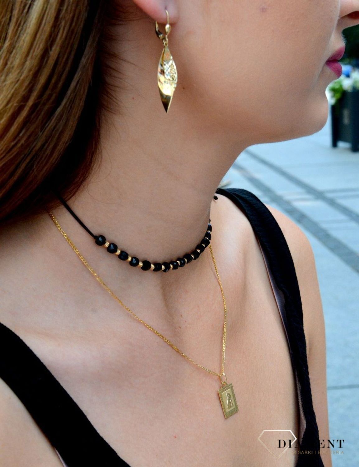 Złote kolczyki pr 333 wiszące łezki z ozdobnym wzorem KL 9548B 333. Złote kolczyki o ponadczasowym kształcie z zapięciem na angielski bigiel. Zachwycająca lekkością oraz subtelnym wdziękiem, olśniewająca biżuteria posiada uroc.jpg